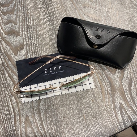 Diff Eyewear Becky rose gold w/pink mirror lens - Picture 3 of 5